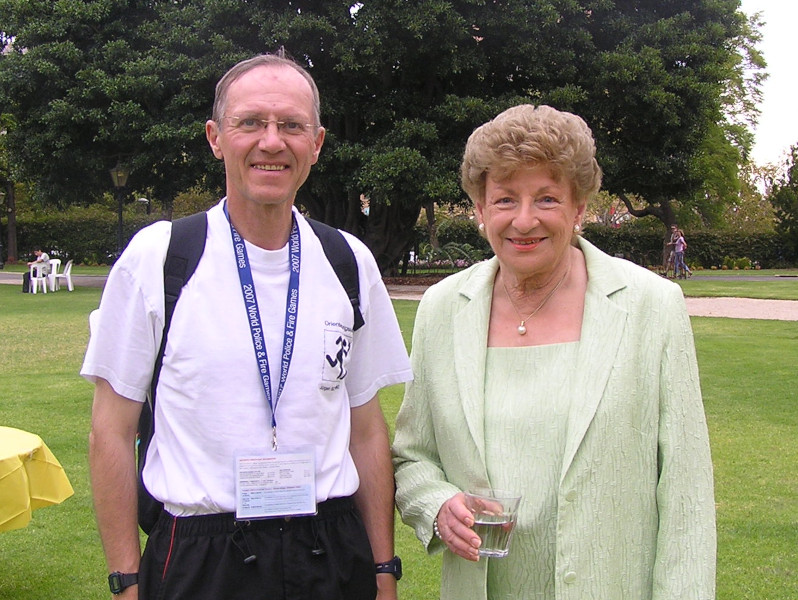 Jürgen Schwanitz mit Marjorie Jackson-Nelson, damalige Gouverneurin von Adelaide, während einer WM